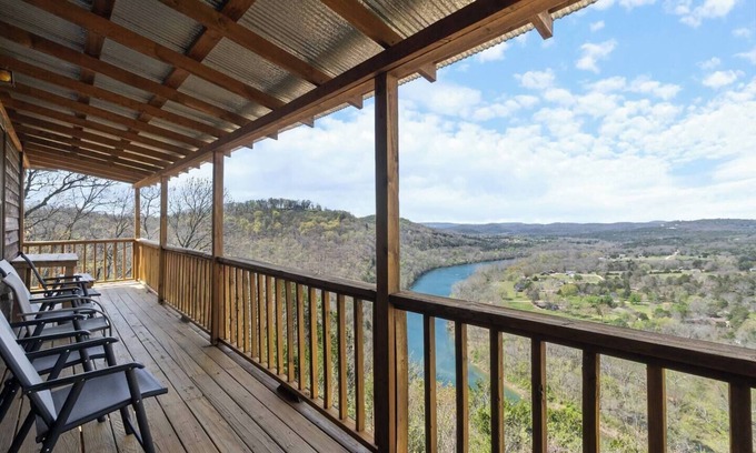 Eureka Springs House | River Cabin, Hot Tub, Sleeps 6!