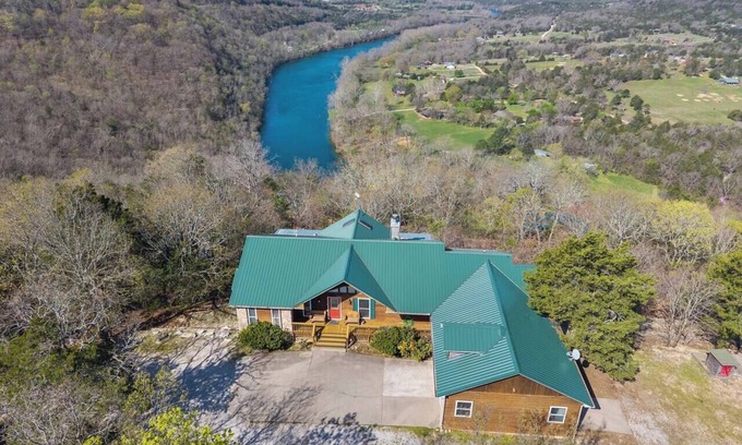 Eureka Springs House | River Cabin, Hot Tub, Sleeps 10!