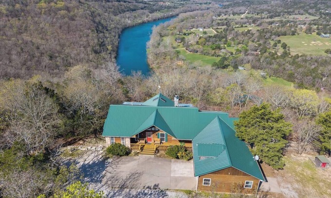 Eureka Springs House | River Cabin, Hot Tub, Sleeps 10!