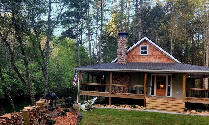 Dahlonega Cottage | River Cottage ON THE WATER! 15 acres w/ waterfall!