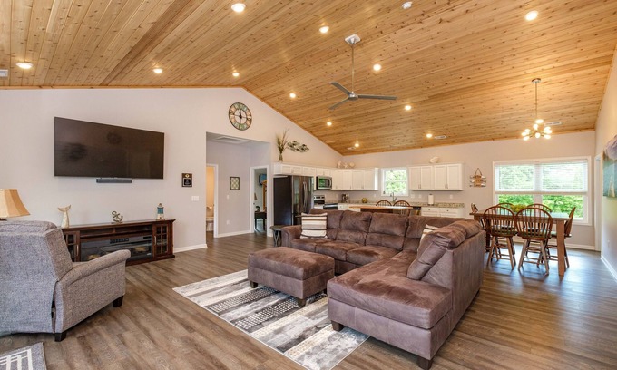 Shenandoah House | RIVER FRONT HOME AMAZING VEIWS AND HOT TUB