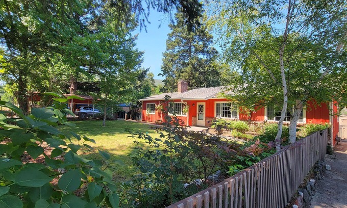 Gold Hill House | River Front House & Cottage~ Spa Pool, Mountain views, and Outdoor Space!
