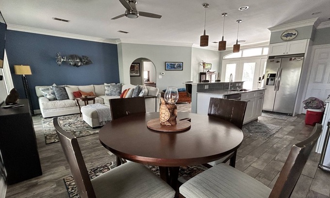 D'Iberville House | River house w/boat dock and deep water access. 10 min drive to shop & casinos!