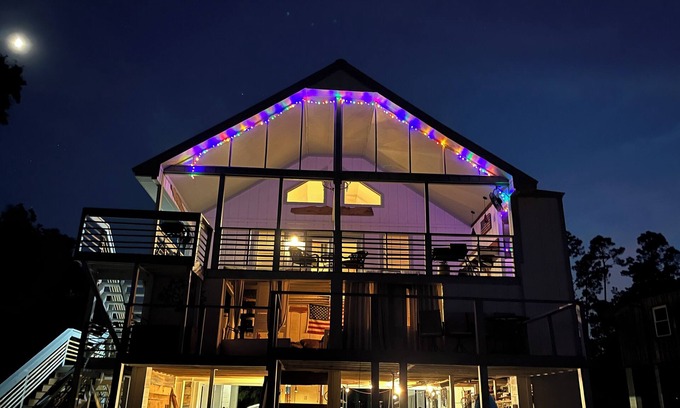 Gulfport House | River House with 3 BR, sleeps 10, in Gulfport on the Biloxi River with boat dock