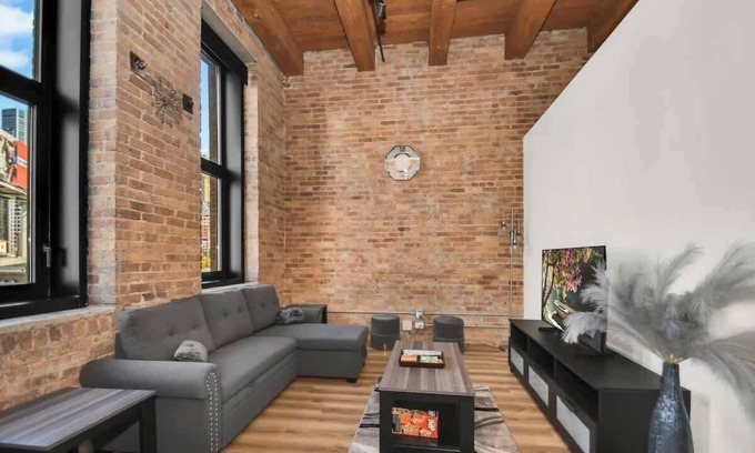 Near North Side Apartment | River North | Rooftop With In & Out Parking | 1