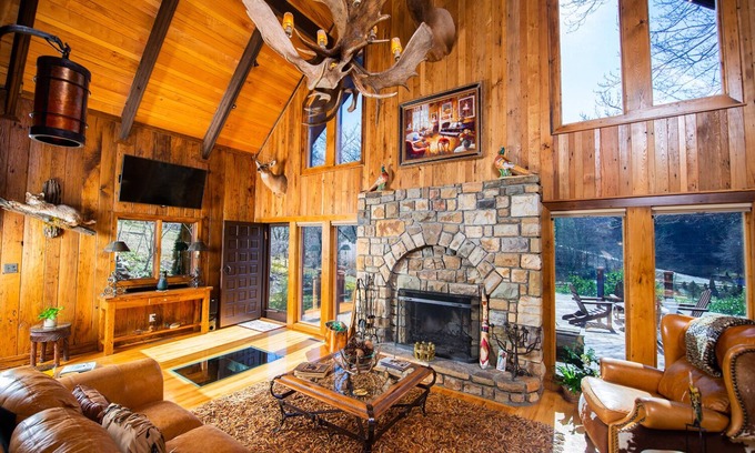 Sugar Grove Cabin | River Ranch: Petting Zoo & Farm Stay