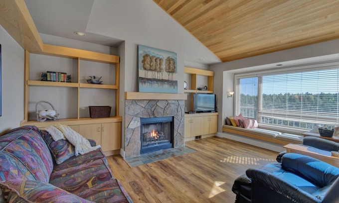 Redmond Condo | River Runs Through, Overlooks Deschutes River, Dog Friendly, Hot Tub
