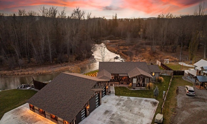 Kalispell House | River's Edge! Riverfront with Hot Tub, Sauna & Game Room