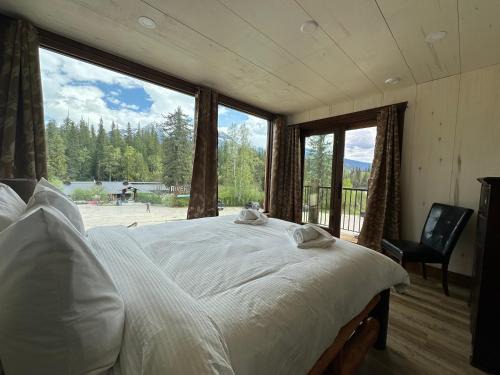 Blue River House | River Safari Bear Den