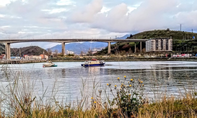 Barakaldo Apartment | river side