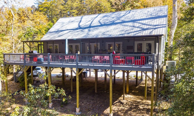 Blairsville Cabin | River Side Retreat Beautiful 4 Bedroom on the Nottely River in Blairsville GA