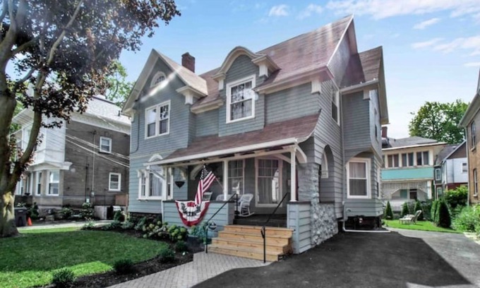 Downtown Niagara Falls House | RIVER VIEWS @ ASHWOOD, WALK TO FALLS, USA-2500SF