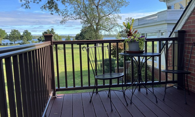 Ware Apartment | Riverfront Apartment with pool