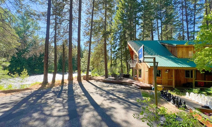 Leavenworth House | Riverfront Cabin w/Hot Tub & Large Deck ft Away from the River!