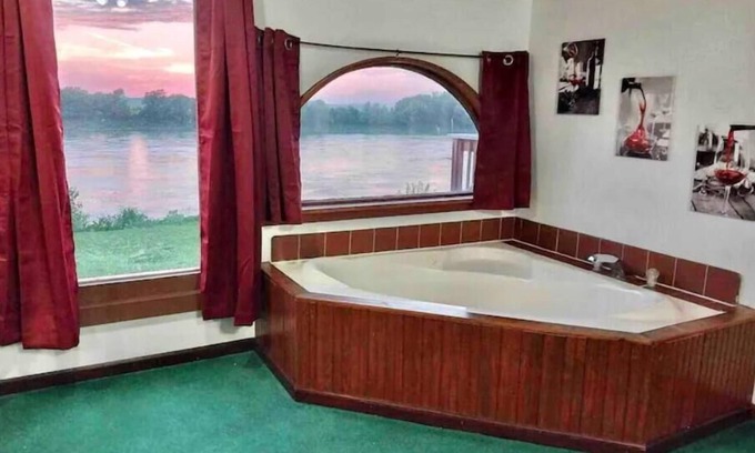 St. Joseph Cabin | Riverfront Cabin w/Jacuzzi View