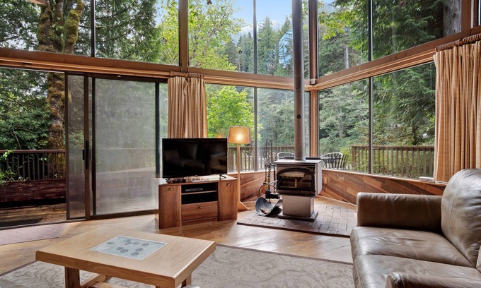 Baring Cabin | Riverfront cabin with soaring views of mountains & woodstove - dog-friendly