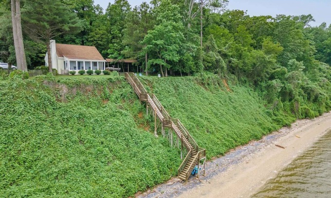 Surry Cottage | Riverfront Cottage w/Private Beach Near Wmsburg