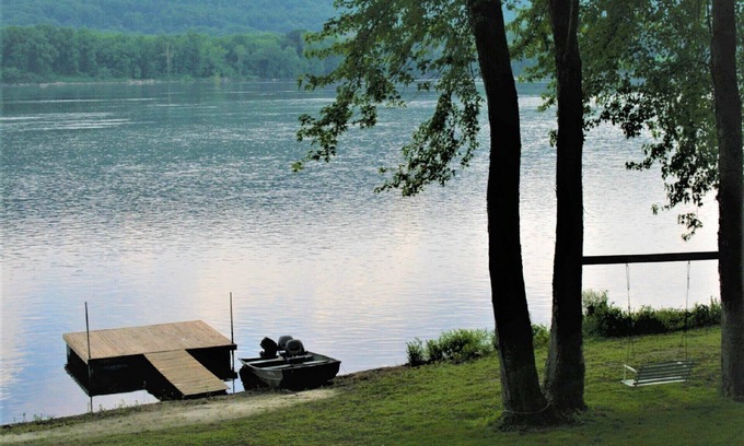 Dauphin House | Riverfront, Mountain View, Private Dock, Kayaks - Hershey, Amish, Gettysburg