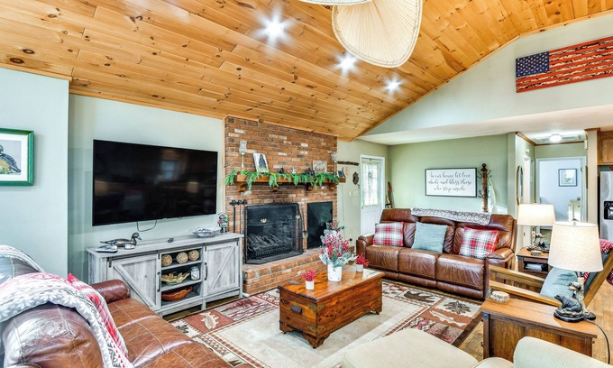 Newland House | Riverfront Newland Home w/Pool & Golf Club Access