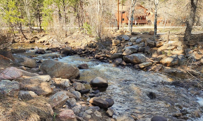Estes Park Hotel | Riverfront Pool Motel, Views 1Q-1F
