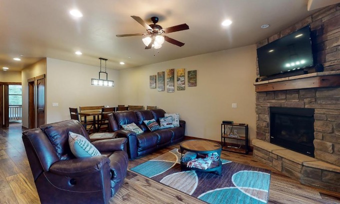 Silverthorne Apartment | Riverfront Retreat