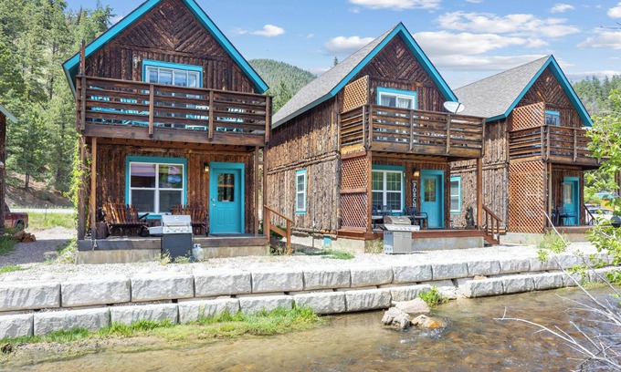 Red River Cabin | Riverfront! "River Retreat Cabin #3" In Town, Pet friendly, WIFI