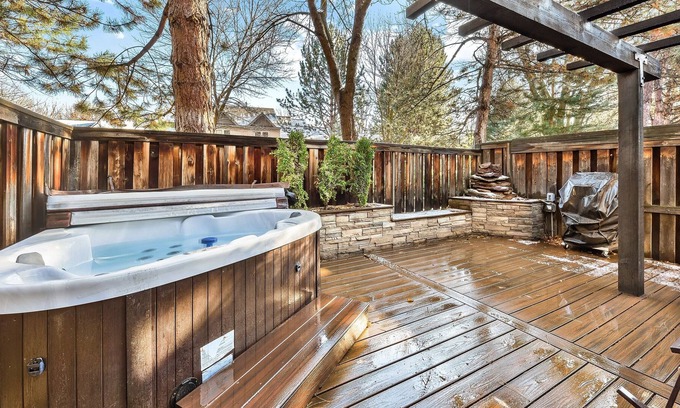 Vernon House | RiverRun Retreat with hot tub near Downtown Boise