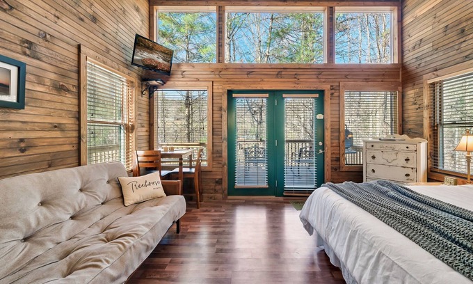 Robbinsville Hotel | Rivers Edge Treehouses