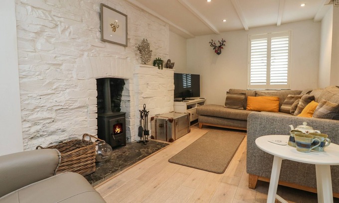 Wadebridge Cottage | RIVERSDALE COTTAGE, pet friendly, with a garden in Wadebridge