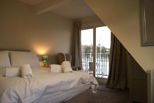 Dartmouth Apartment | Riverside 3