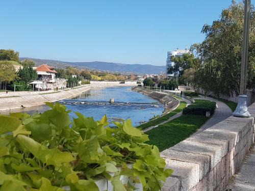 City Center Apartment | Riverside apartment with private parking