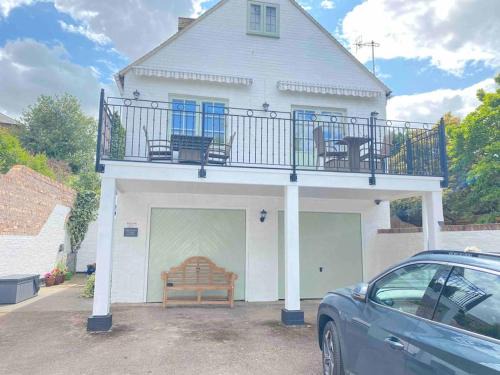 Upton upon Severn House | Riverside Cottage with balcony and fishing jetty