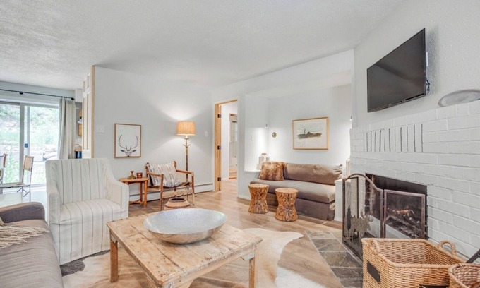 Arroyo Seco Condo | Riverside Retreat 7 at Taos East - Modern Condo on River with 360-Degree Views a