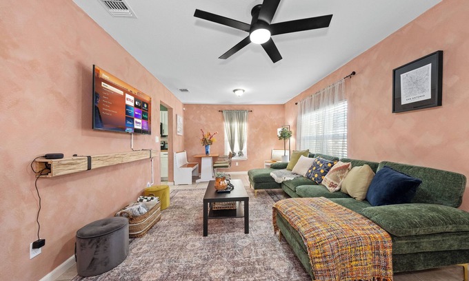 Eastside Promise Neighborhood House | Riverwalk, Pearl,Frost Center & Ft Sam, BAMC-pet friendly!