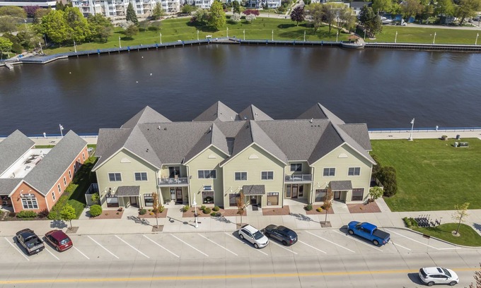 Ellis Historical District Condo | Riverwalk Retreat - Riverfront 3BR Condo w/Jacuzzi & Lake Michigan Views