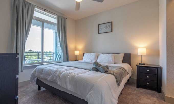 Downtown San Antonio Apartment | RiverWalk Top Floor City View Apt w/King Bed, Infinity Pool, Gym & Free Parking