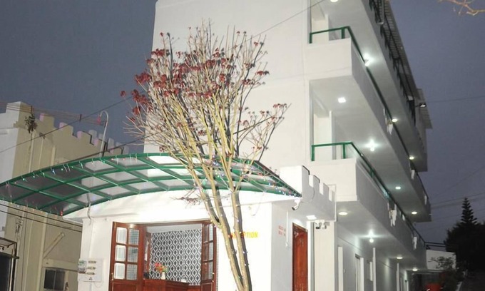 Ooty Hotel | RK White Castle