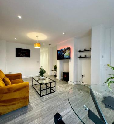 Cradley Apartment | RNM - Business Contractor & Travellers Choice, Private Access & Entire Place, Kitchen & Washroom with amenities, Smart Tv, Easy Access, Fast WiFi, Parking Nearby, Great transport links