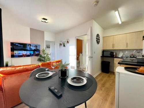 Cradley Apartment | RNM - Business Contractor & Long Stay, Private Access & Entire Place, Kitchen & Washroom with amenities, Smart Tv, Easy Access, Fast WiFi, Parking Nearby, Great transport links