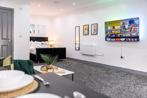 Cradley Apartment | RNM - Business Traveller Ready, Quiet, Private Access & Entire Place, Kitchen & Washroom with amenities, Smart Tv, Easy Access, Fast Starlink WiFi, Parking Nearby
