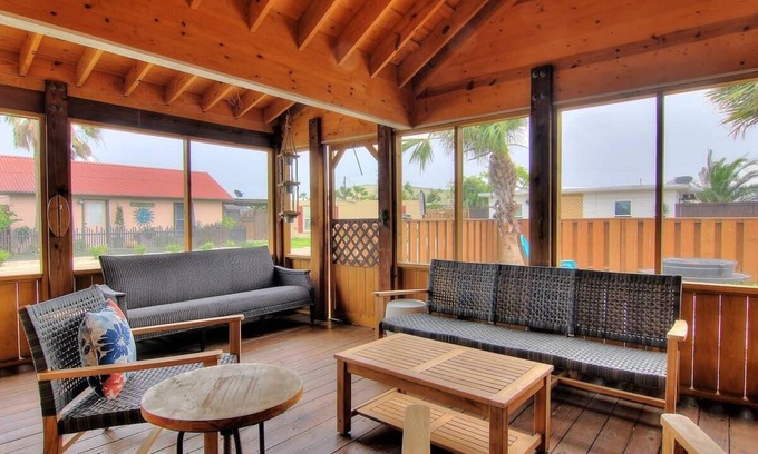 Old Town Cottage | RNR Cottage- Screen Porch | Pet Friendly