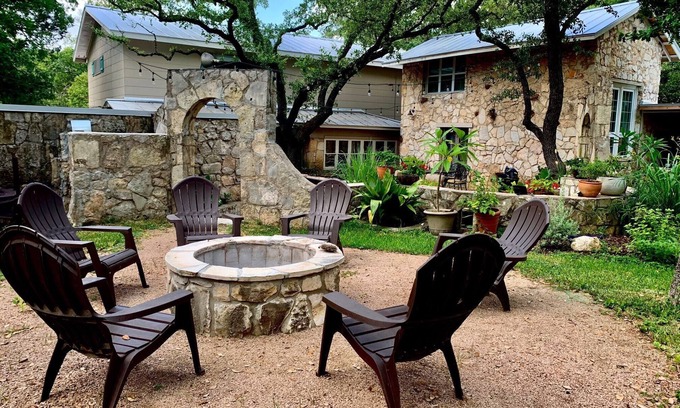 Grey Forest Cottage | Robert Wood Art Cottage - Near Floores Country Store, SeaWorld & Fiesta Texas