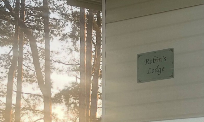 Hamworthy Ski Chalet | Robin’s Lodge with a sea view