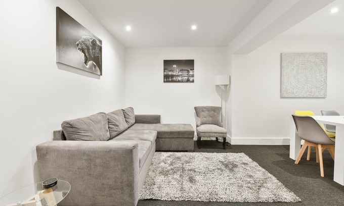 George Green House | Rochfords Serviced House with 5 Bedrooms, 4 bathrooms, upto12 beds