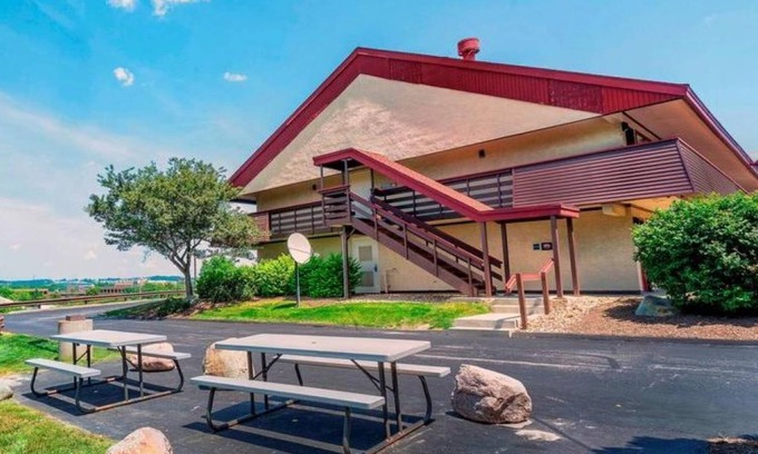 Downtown Cleveland House | Rock & Roll Vacay! Restaurant and Bar, Near Great Lake Science Center