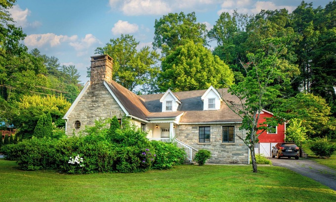 Bryson City House | Rockhouse Bryson City, NC Walk to train and downtown shops and restaurants.