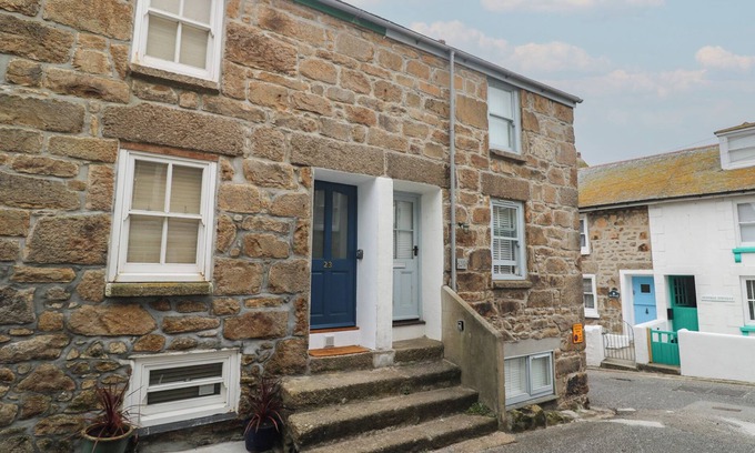 St Ives House | ROCKPOOLS, 23 CARNCROWS STREET, pet friendly in St Ives