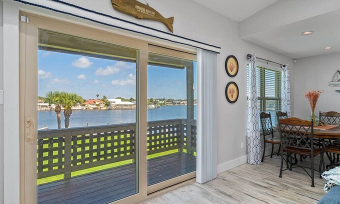 Harbor Oaks Apartment | Rockport, TX - Canoe Lake Casita