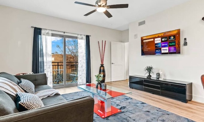 Old East Dallas Apartment | Rockstar - 2 Bed 1BR Prime Central Location