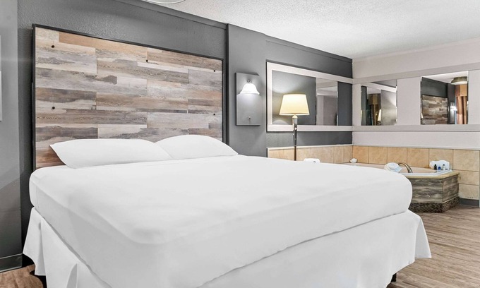 Saginaw Hotel | Rodeway Inn & Suites